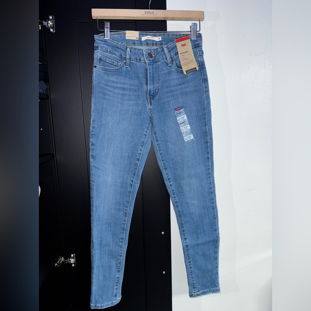 LEVI Mid Rise  711 Skinny Jeans
